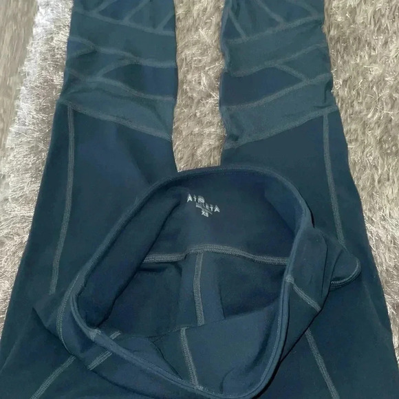 Athleta manta mesh Capri - Picture 6 of 9